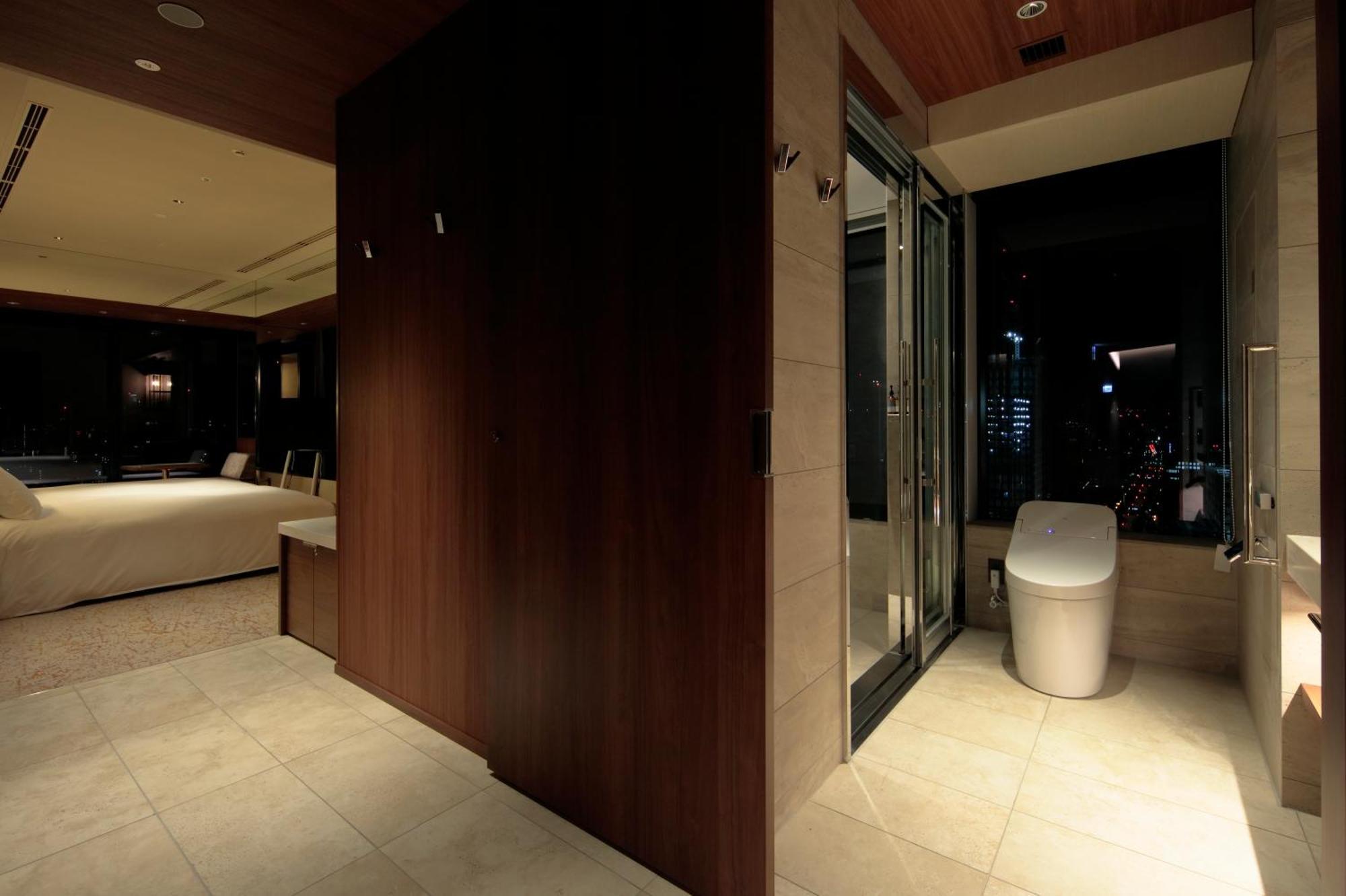 Candeo Hotels Osaka The Tower Quarto foto A modern Japanese toilet