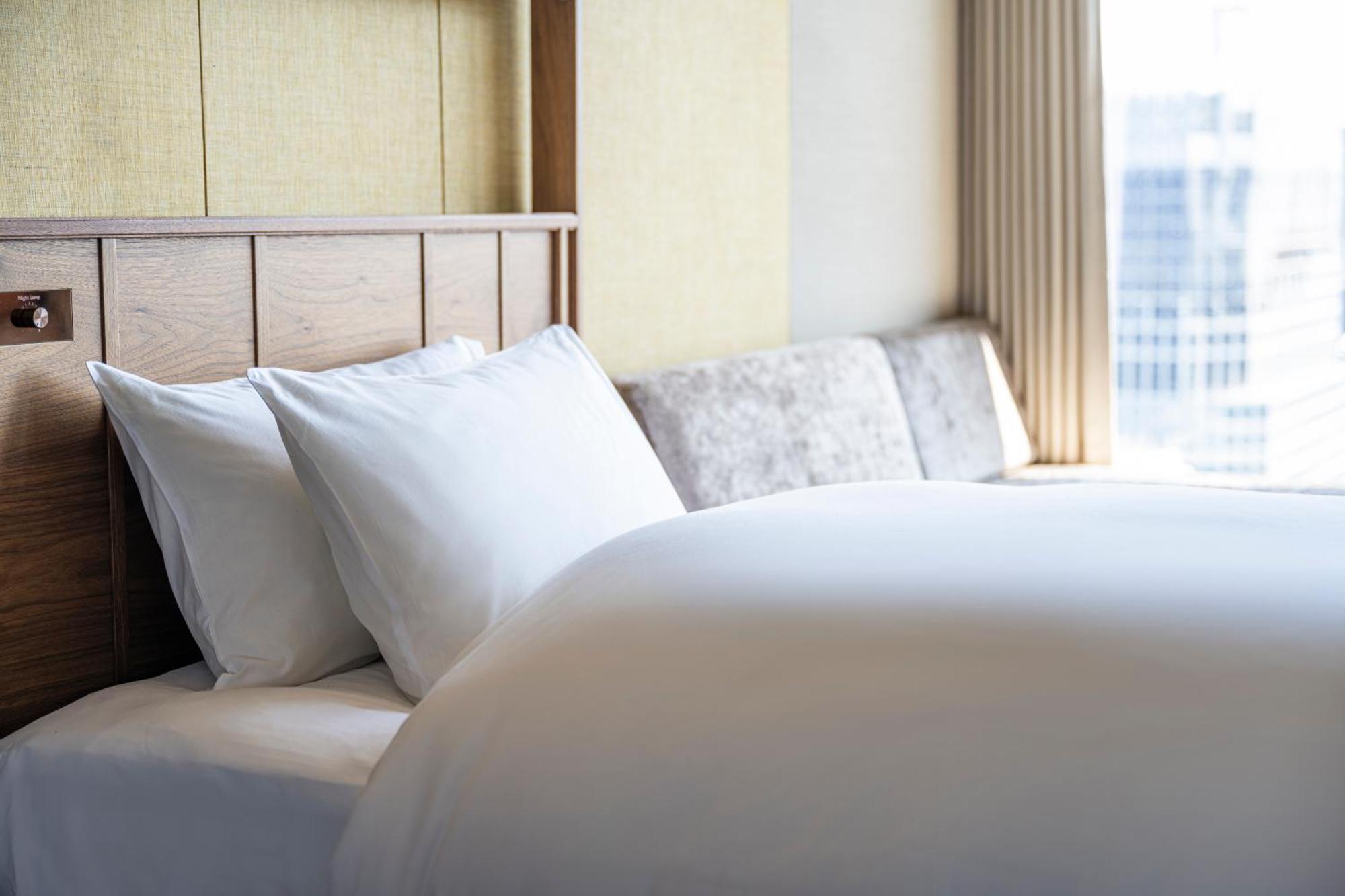 Candeo Hotels Osaka The Tower Quarto foto A bed with pillows
