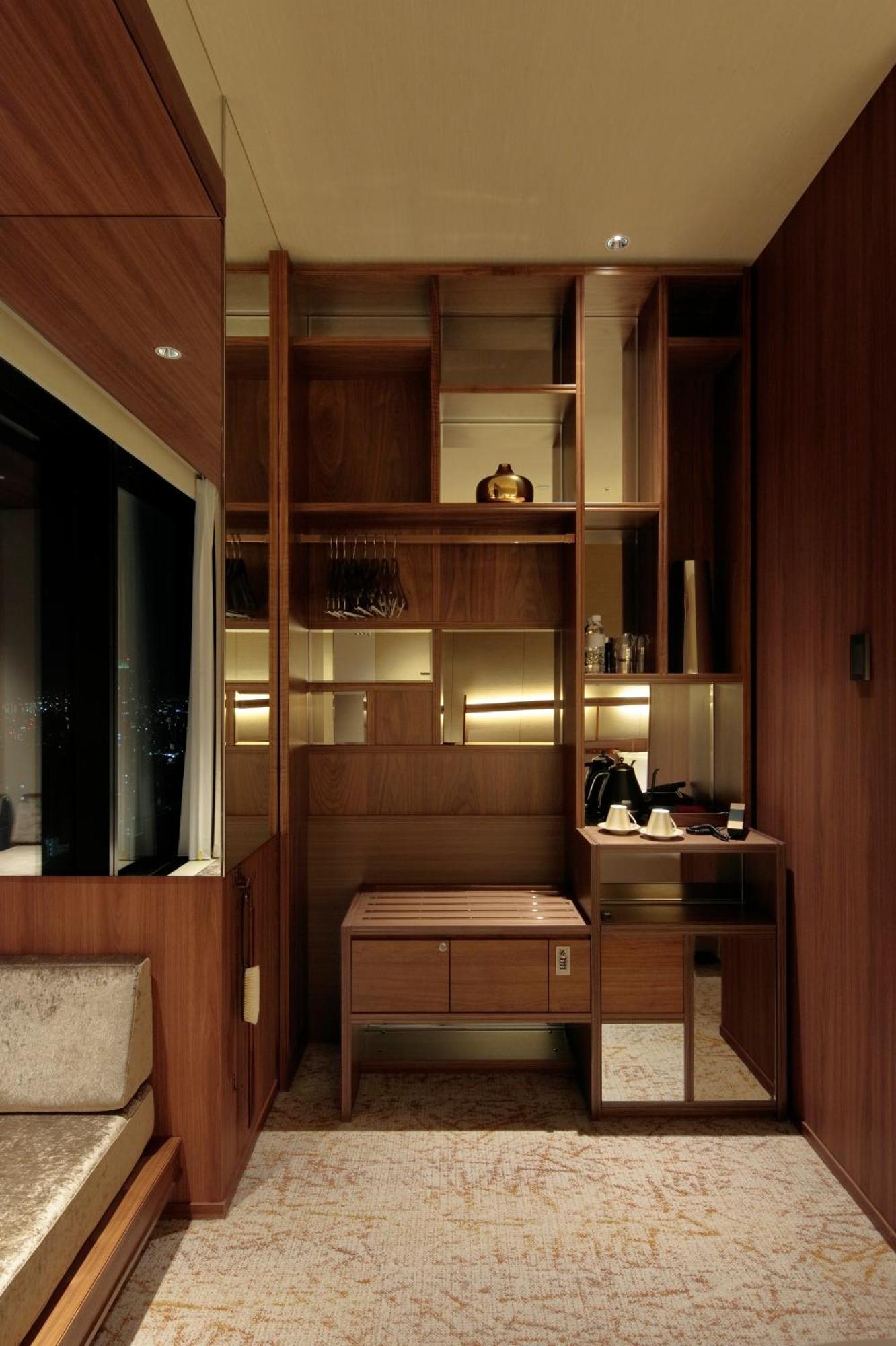 Candeo Hotels Osaka The Tower Quarto foto A wet bar in a hotel room
