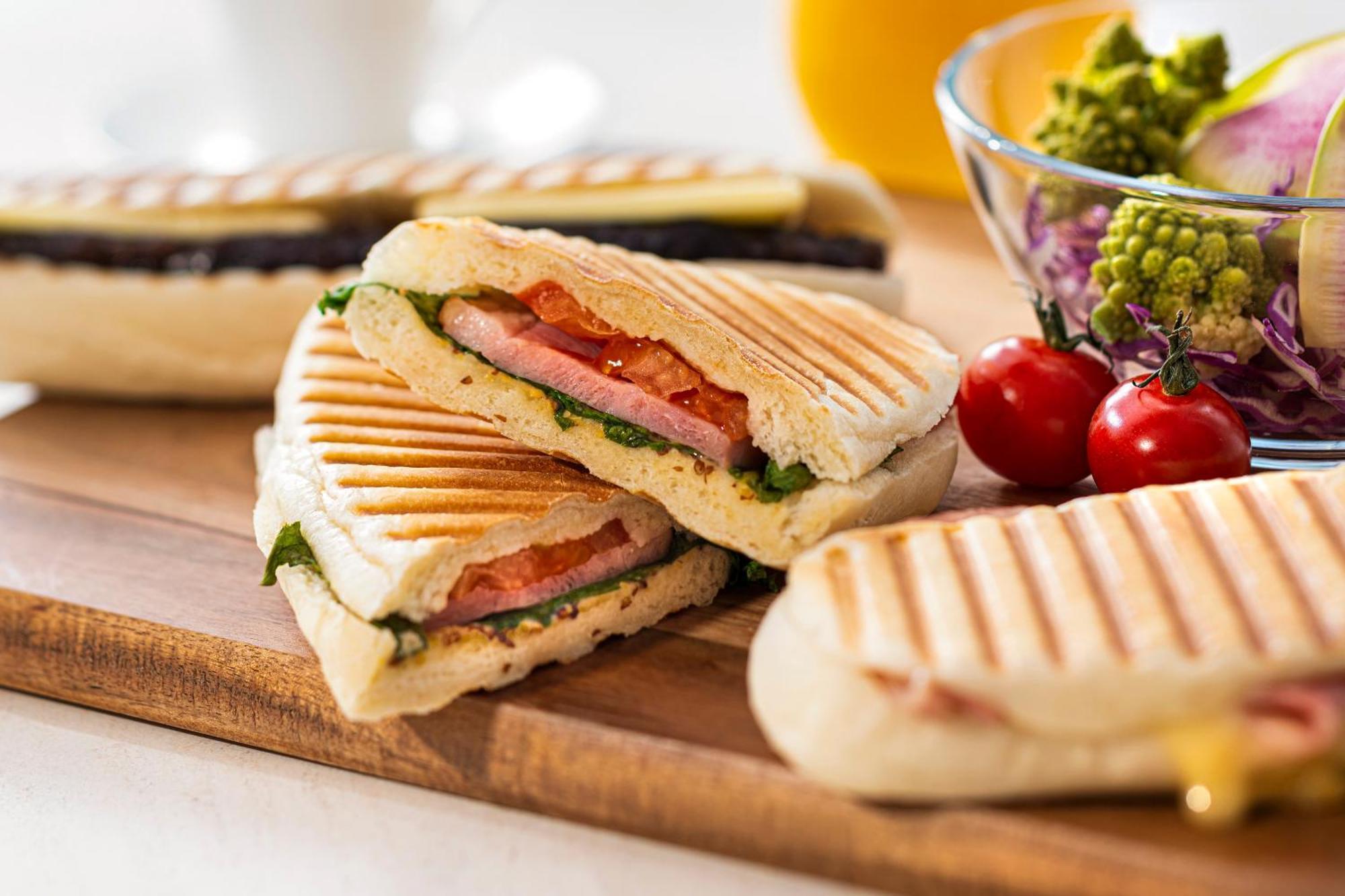 Candeo Hotels Osaka The Tower Exterior foto A ham and cheese panini